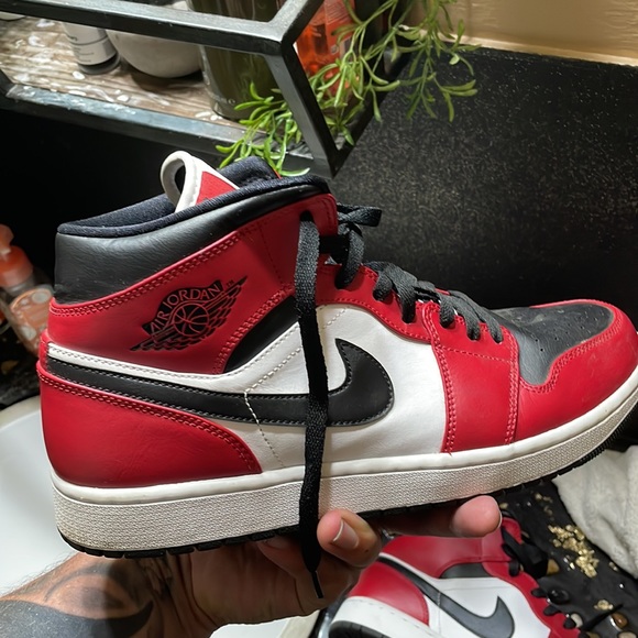 Air Jordan 1 mid Chicago black toe comes with original box make an offer - Picture 4 of 7